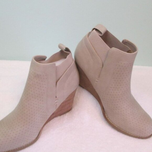 NWT/NWOB DV by Dolce Vita GERDY Ankle Bootie-Stacked Wedge Heel-Various-Beige - Picture 1 of 14